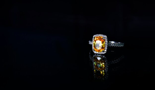 anillo de oro blanco con zafiro amarillo