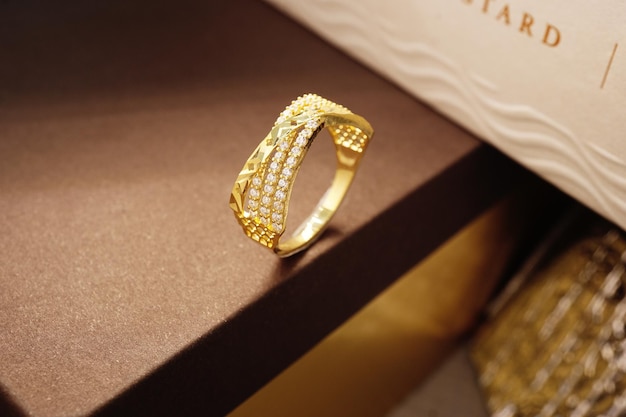 Anillo de oro con diamantes