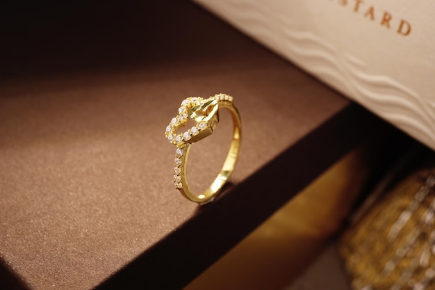 Anillo de oro con diamantes