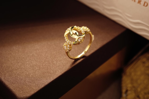 Anillo de oro con diamantes