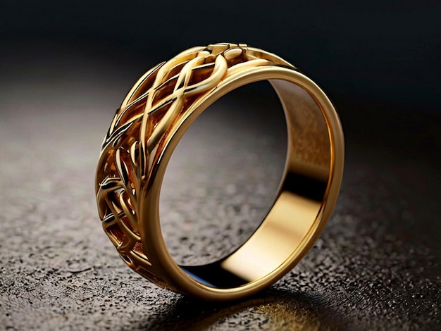 un anillo de oro con un diseño en él