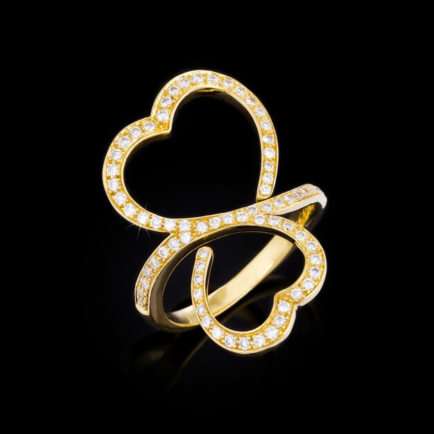 Foto anillo de oro en forma de corazón