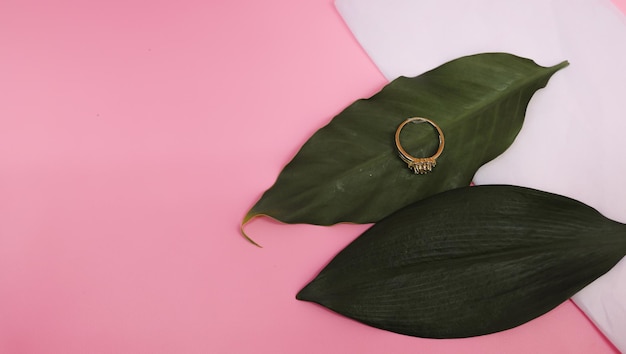 anillo de oro con gemas y hojas