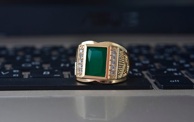 anillo de oro de jade con greenjade