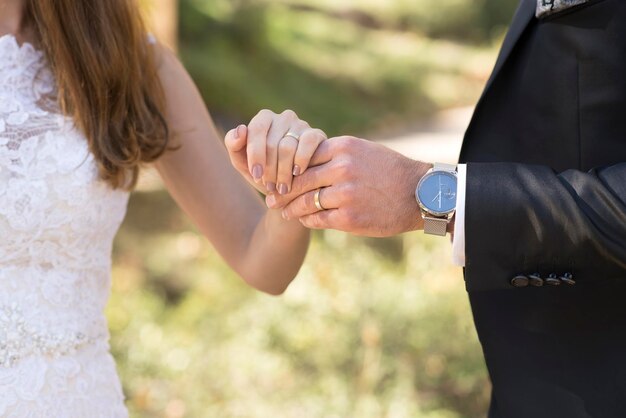 Foto anillo de oro de las manos de la novia y el novio