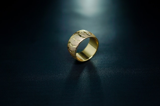 Anillo de oro minimalista para mujer con líneas simples.