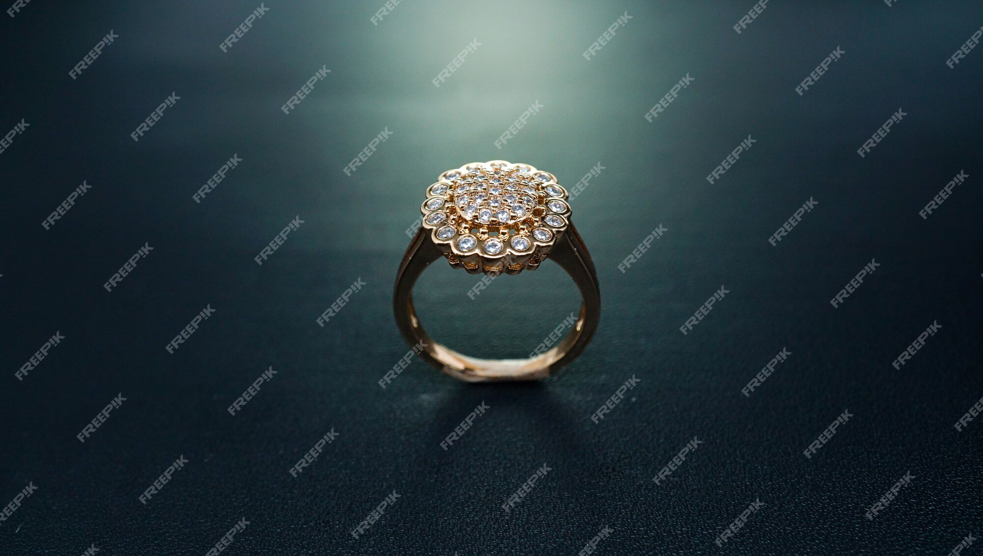 Anillo de oro para mujer con forma de girasol | Foto Premium