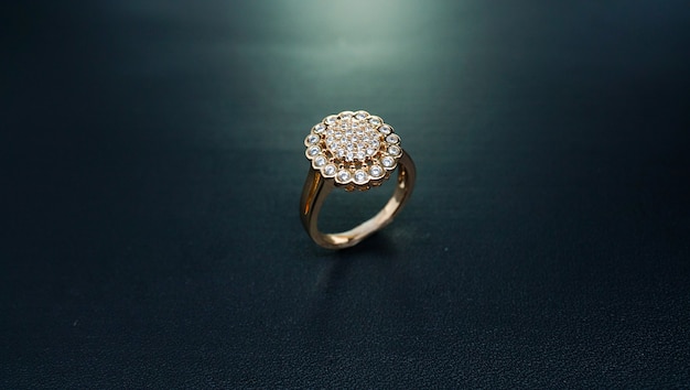 anillo de oro para mujer con forma de girasol