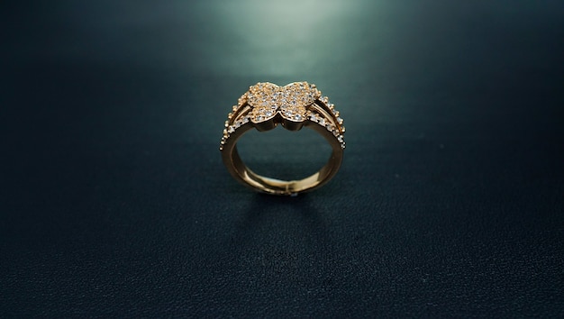 anillo de oro para mujer con motivo de mariposa