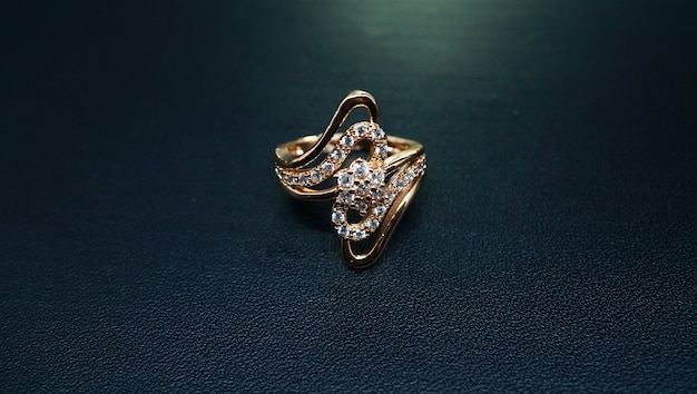 anillo de oro para mujer con motivos reales tallados