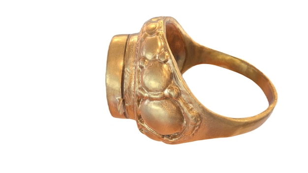 Un anillo de oro con un pequeño diseño en el frente.