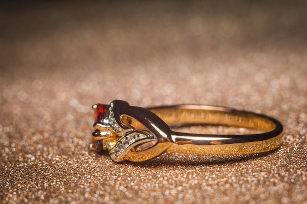 Anillo de oro con piedras rojas.