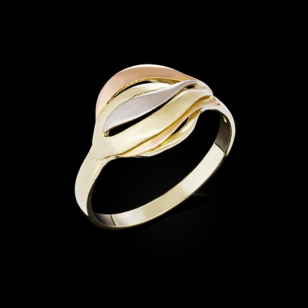 Anillo de oro sobre fondo negro