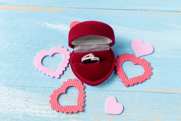 Anillo de perlas en una caja de corazón en azul