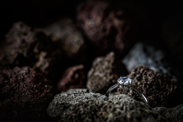 Anillo con una piedra preciosa pulida