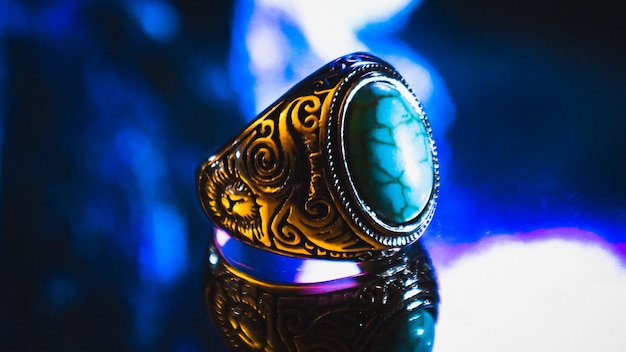 Anillo de plata para hombre con gema azul con fondo azul oscuro