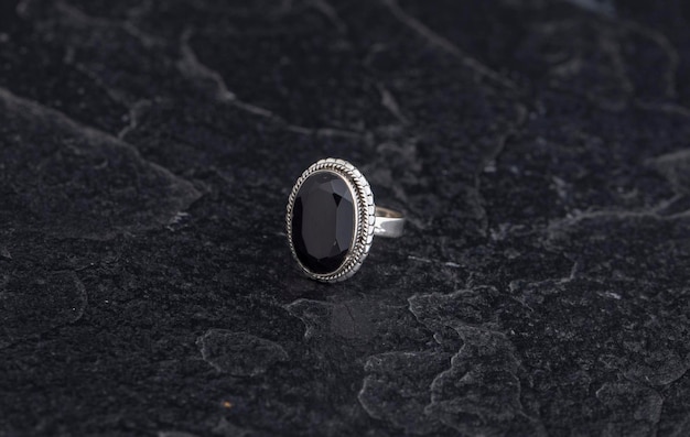 Anillo de plata de ley 925 de lujo sobre fondo negro vintage