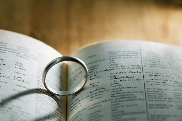 Anillo de plata en libro de páginas.