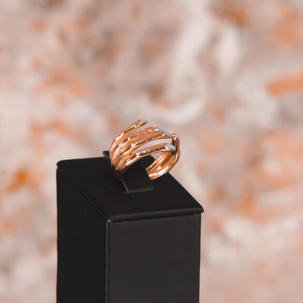Foto un anillo de plata con la palabra amor.