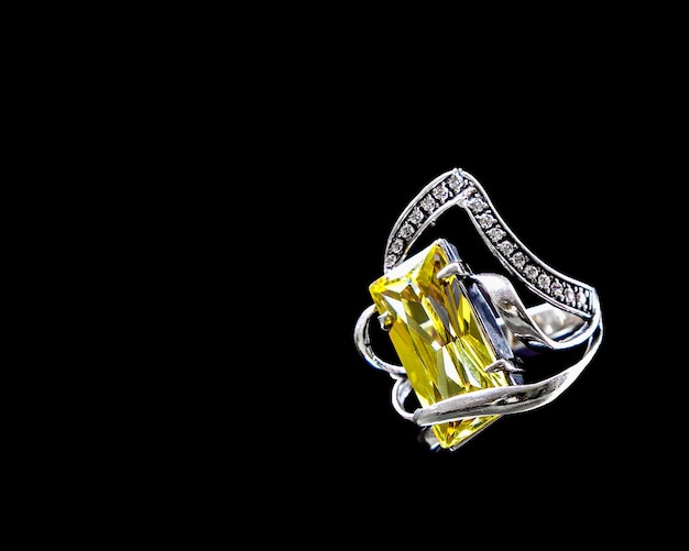 Foto anillo de plata con una piedra amarilla cz