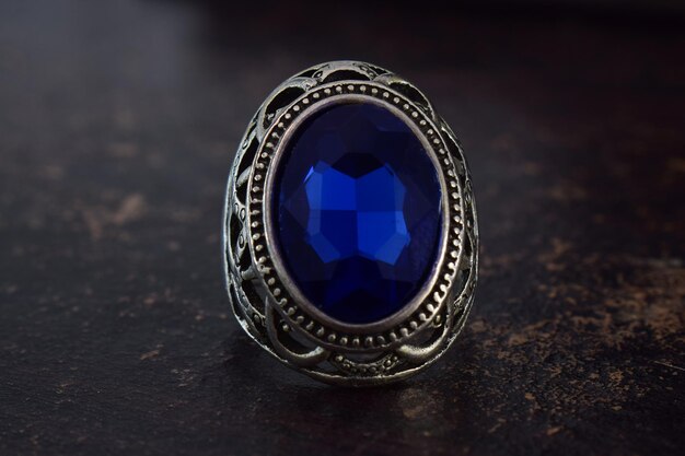 anillo de plata con zafiro azul