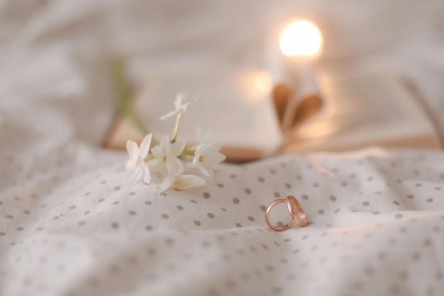 Anillo de propuesta y un libro con hojas plegadas en forma de corazón Concepto de día de San Valentín de amor de boda