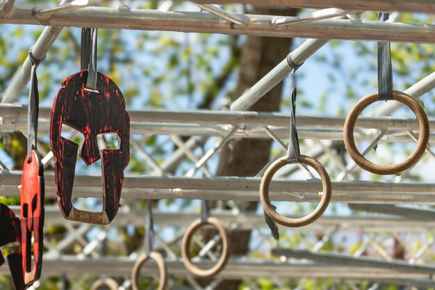 Foto anillo de proyectiles deportivos en el fondo de un cielo despejado de verano