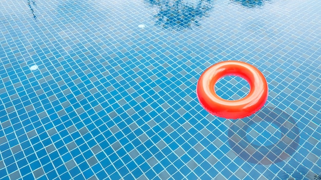 Anillo rojo de natación en la piscina.