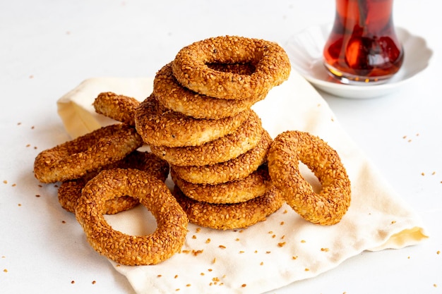 Anillo de sésamo tradicional de Oriente Medio llamado kandil simidi bagel de sésamo turco Cerrar