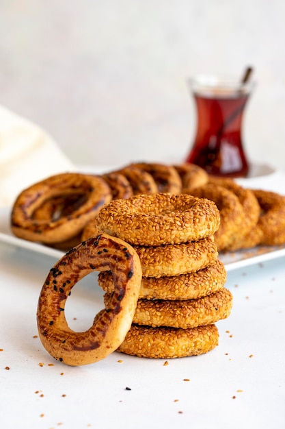 Anillo de sésamo tradicional de Oriente Medio llamado kandil simidi bagel de sésamo turco Cerrar