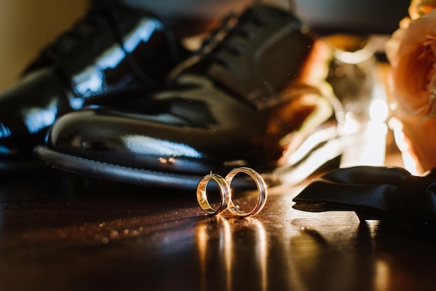 Anillos de boda y accesorios en el día de la boda.