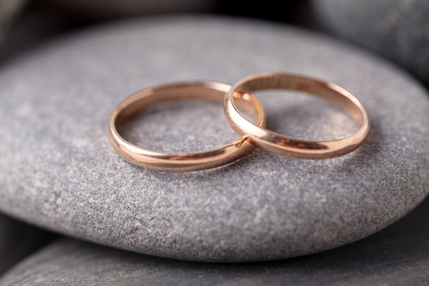 Anillos de boda acostado sobre una piedra