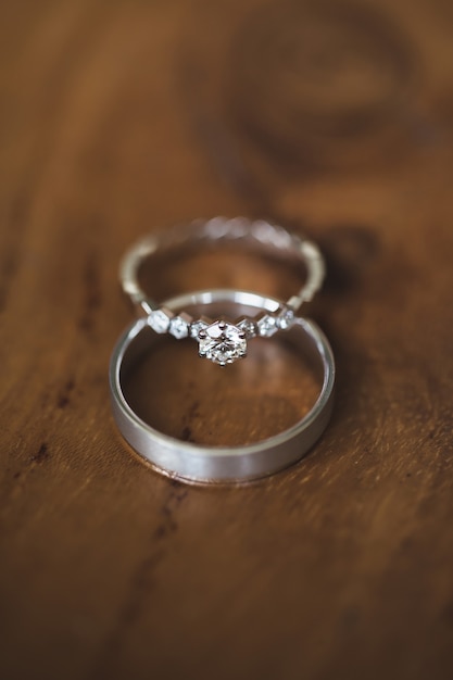 Anillos de boda al aire libre sobre fondo de madera