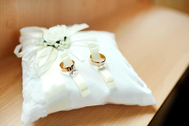 Anillos de boda en la almohada de encaje