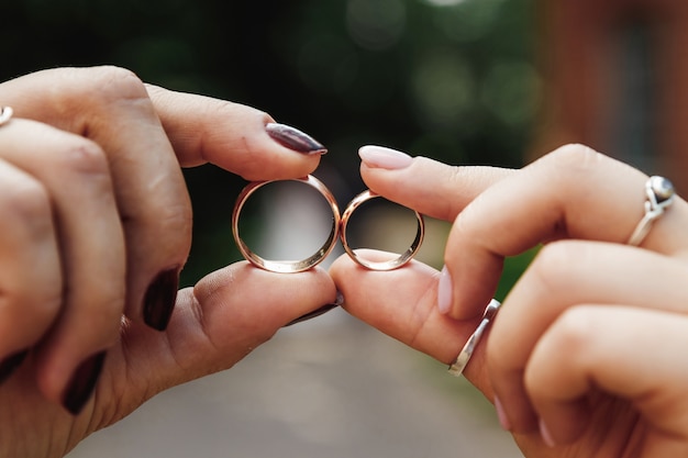 Anillos de boda Anillos de boda en las manos. matrimonio, relaciones familiares, parafernalia de bodas.