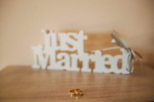 Foto anillos de boda de los anillos de oro de compromiso de los recién casados