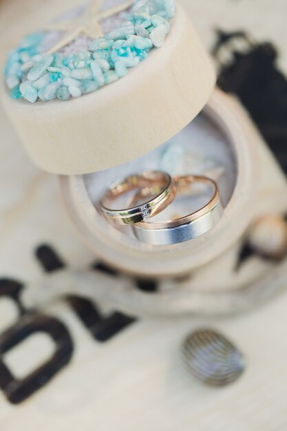 Foto anillos de boda en ataúd decorativo.