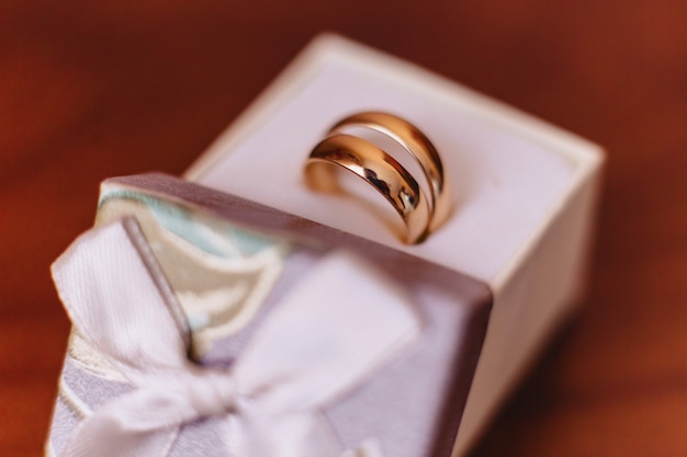 Anillos de boda, bodas y accesorios y decoraciones.