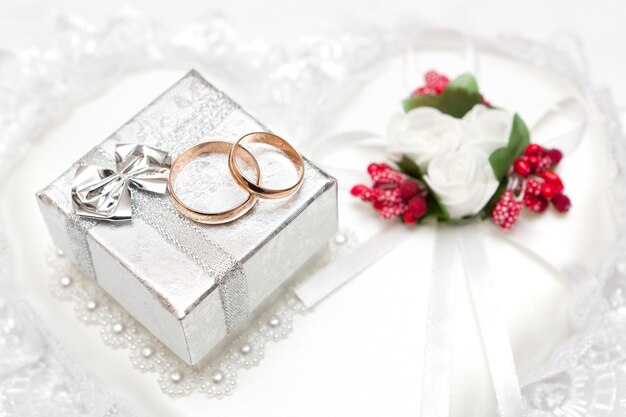 Anillos de boda, caja regalo y flores para la novia.