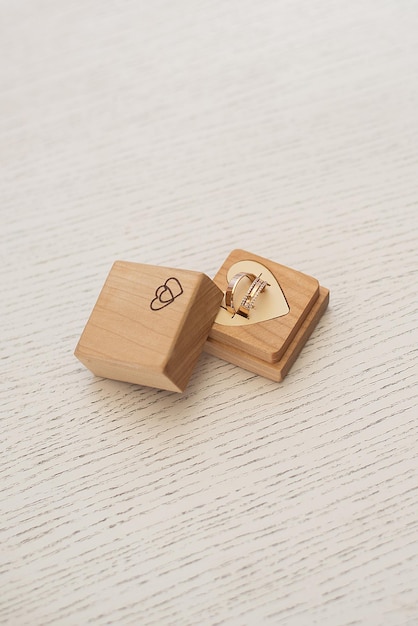 Foto anillos de boda en una caja sobre la mesa