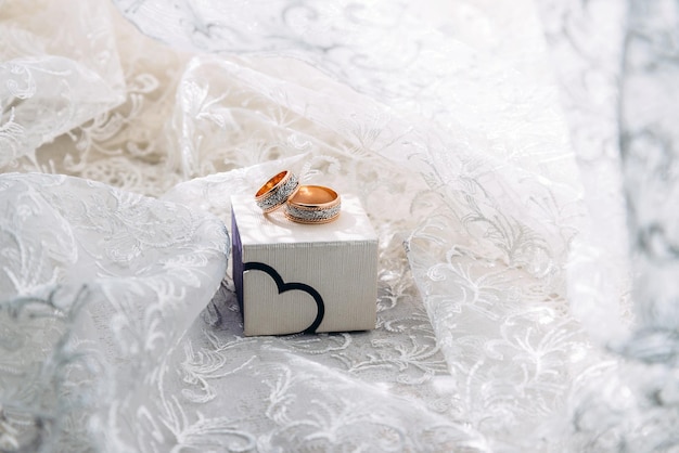 Anillos de boda en una caja