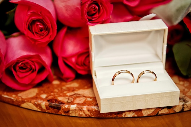 Anillos de boda en una caja