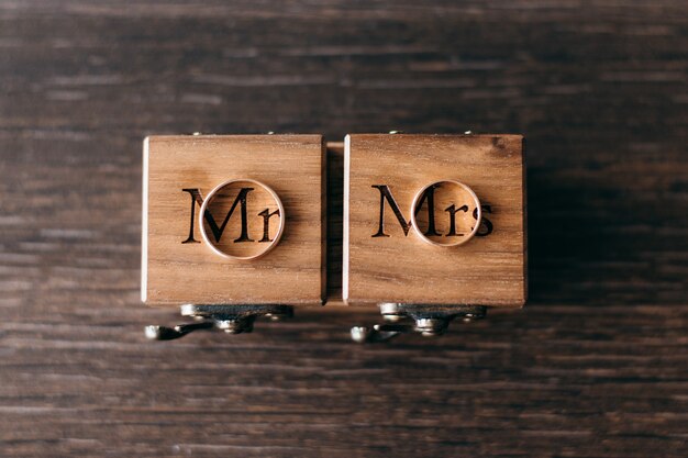 Anillos de boda en cajas de madera