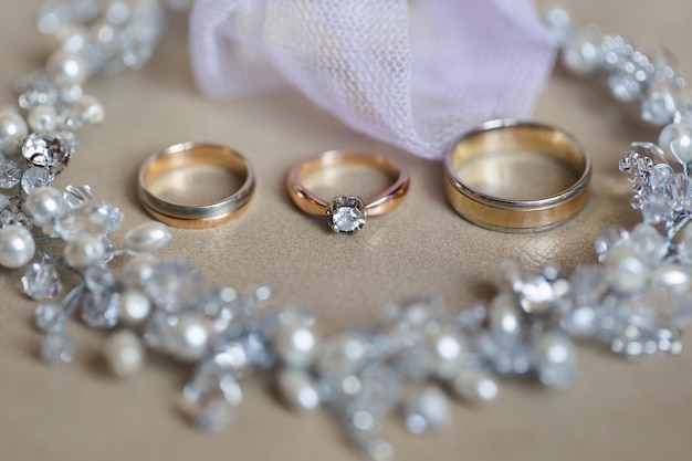 Anillos de boda y collar. Accesorios de boda.