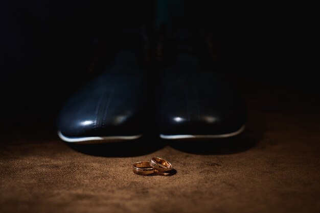 Anillos de boda como símbolo de amor y felicidad.