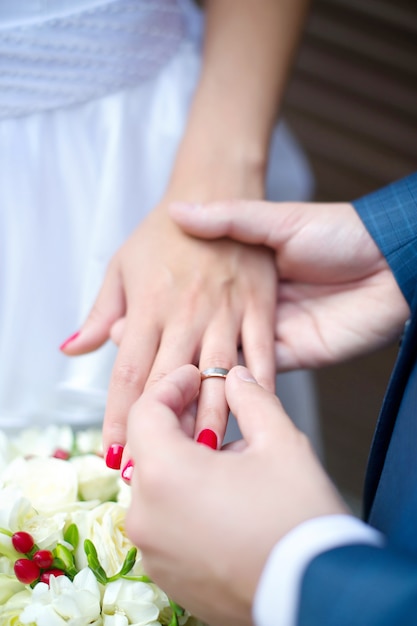 Foto anillos de boda para compromiso de novios.