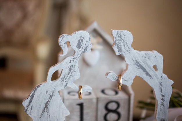 Los anillos de boda cuelgan de un hermoso puesto