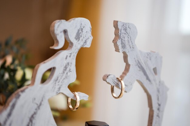 Los anillos de boda cuelgan de un hermoso puesto