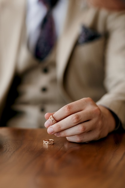 Anillos de boda con decoración de boda de flores secas