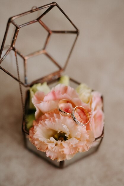 Anillos de boda con decoración de boda